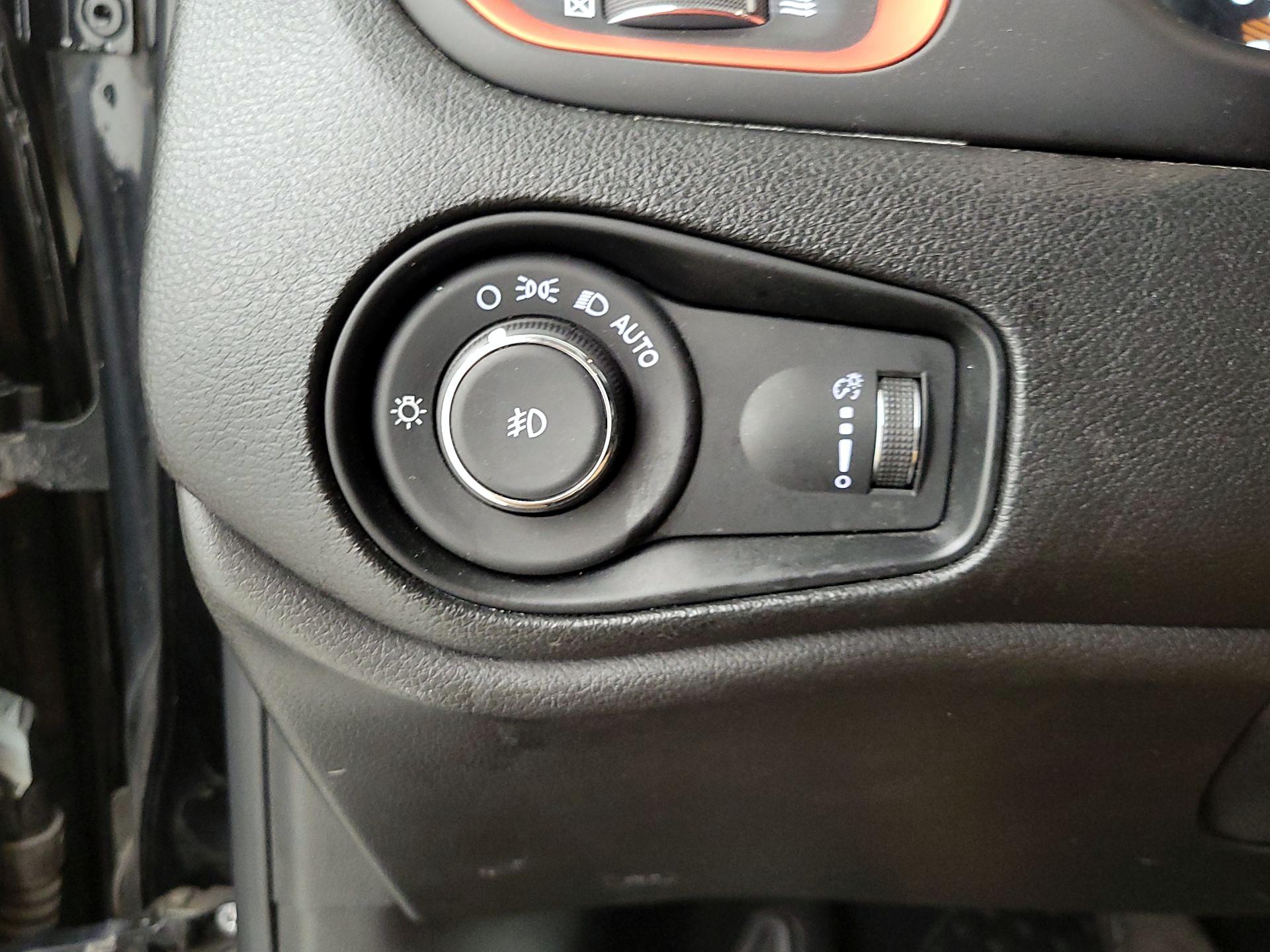 Thumbnail: 2019 Jeep Renegade - 13