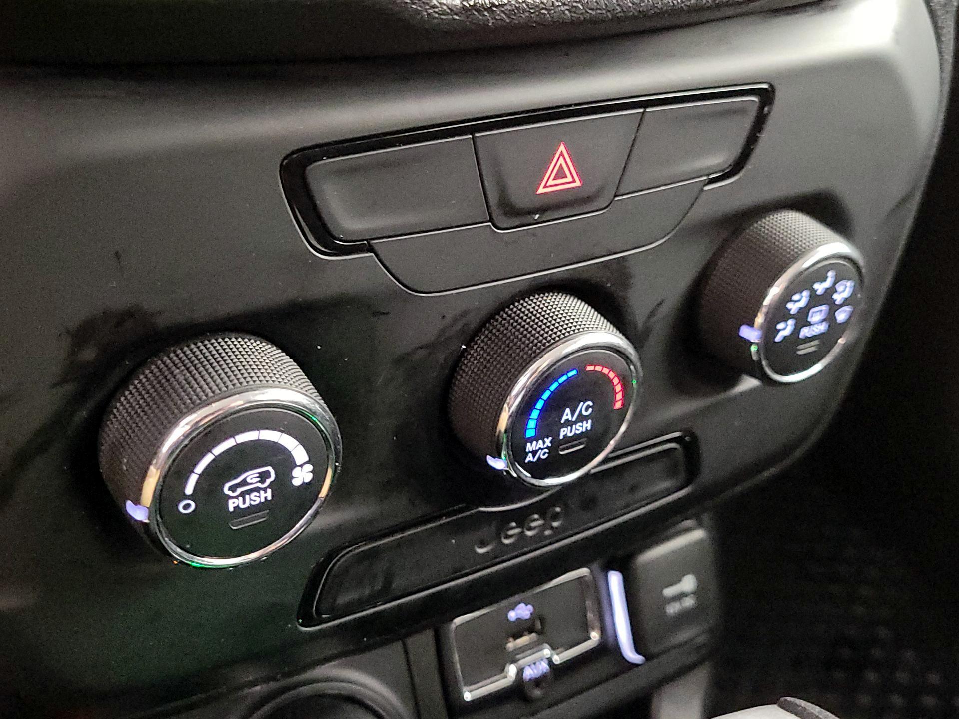 Thumbnail: 2019 Jeep Renegade - 16