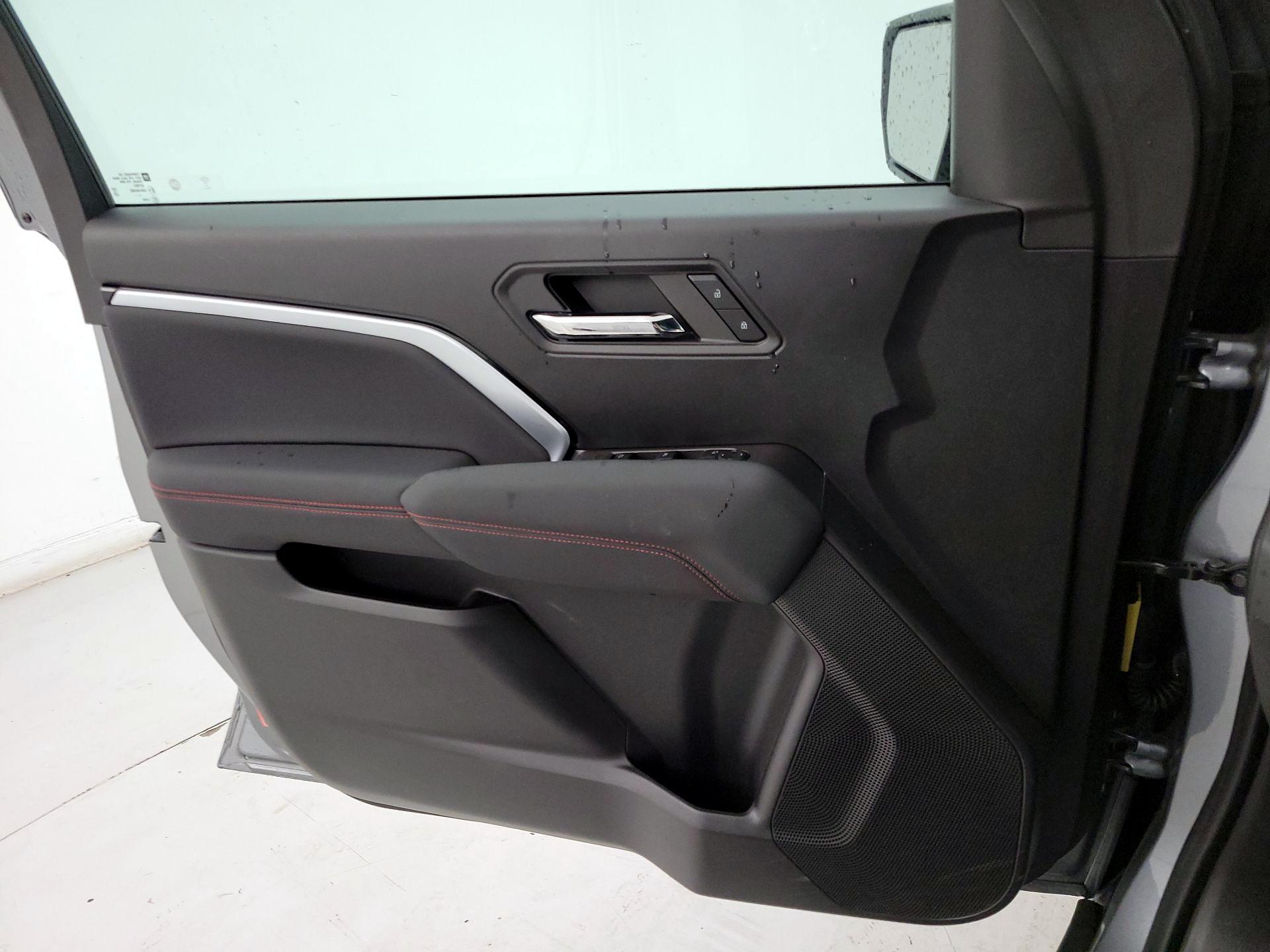 Thumbnail: 2023 Chevrolet Colorado - 12