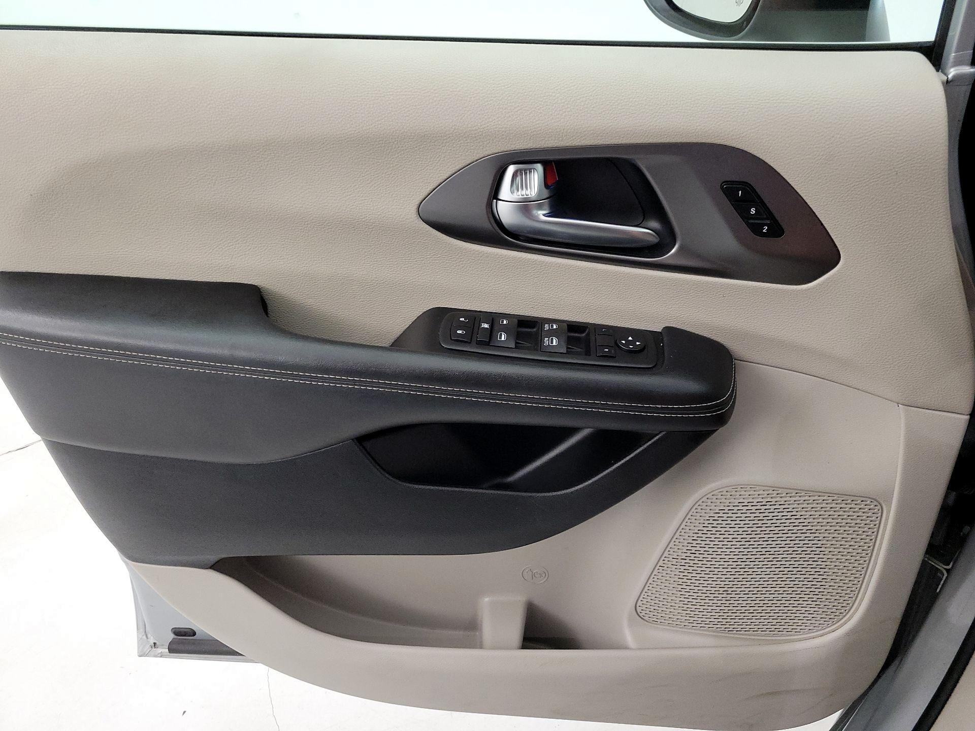 Thumbnail: 2023 Chrysler Pacifica - 12