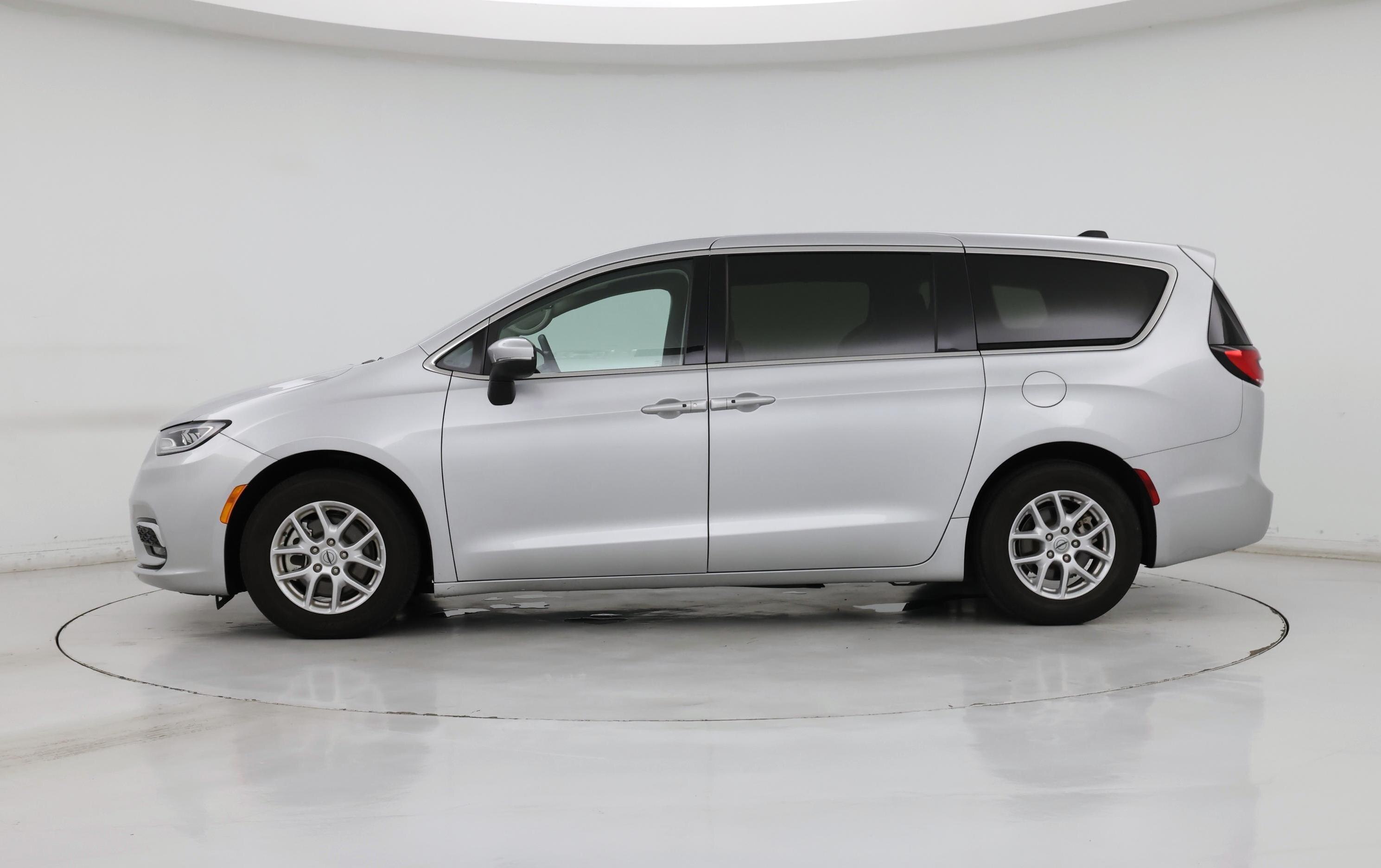 Thumbnail: 2023 Chrysler Pacifica - 3