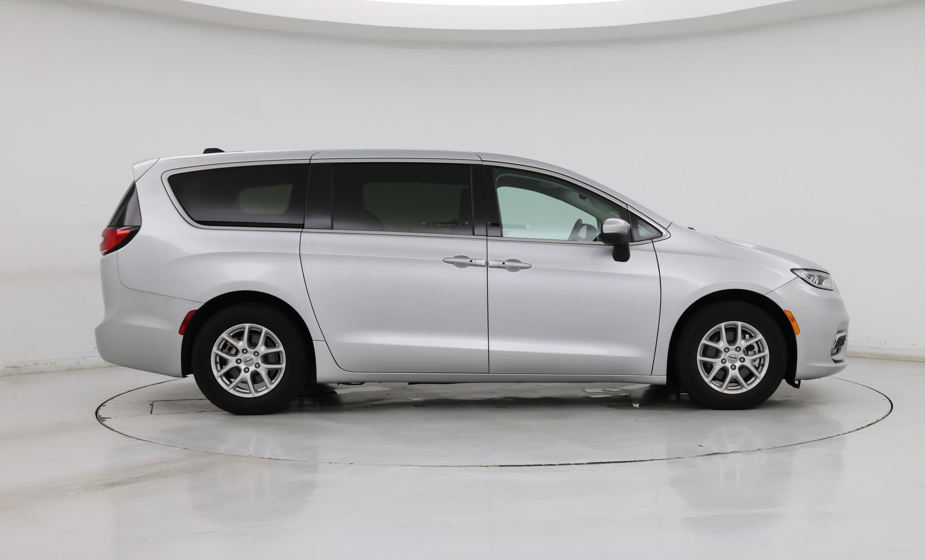 Thumbnail: 2023 Chrysler Pacifica - 7