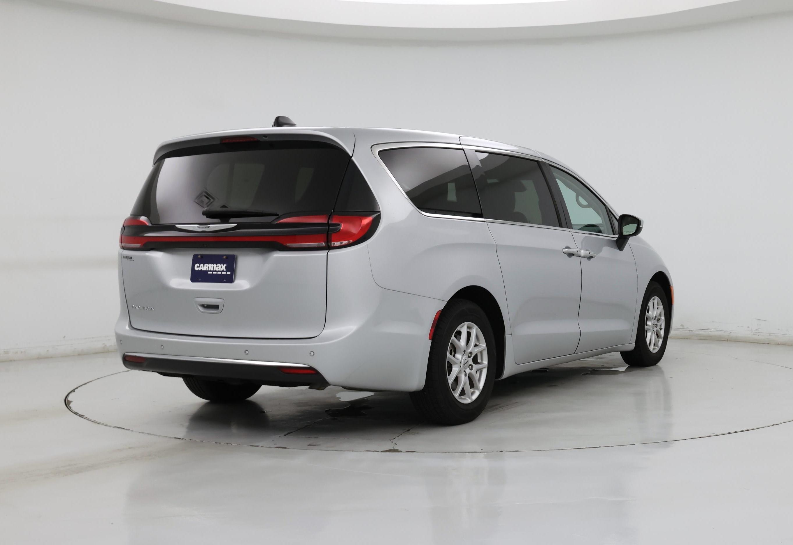 Thumbnail: 2023 Chrysler Pacifica - 8