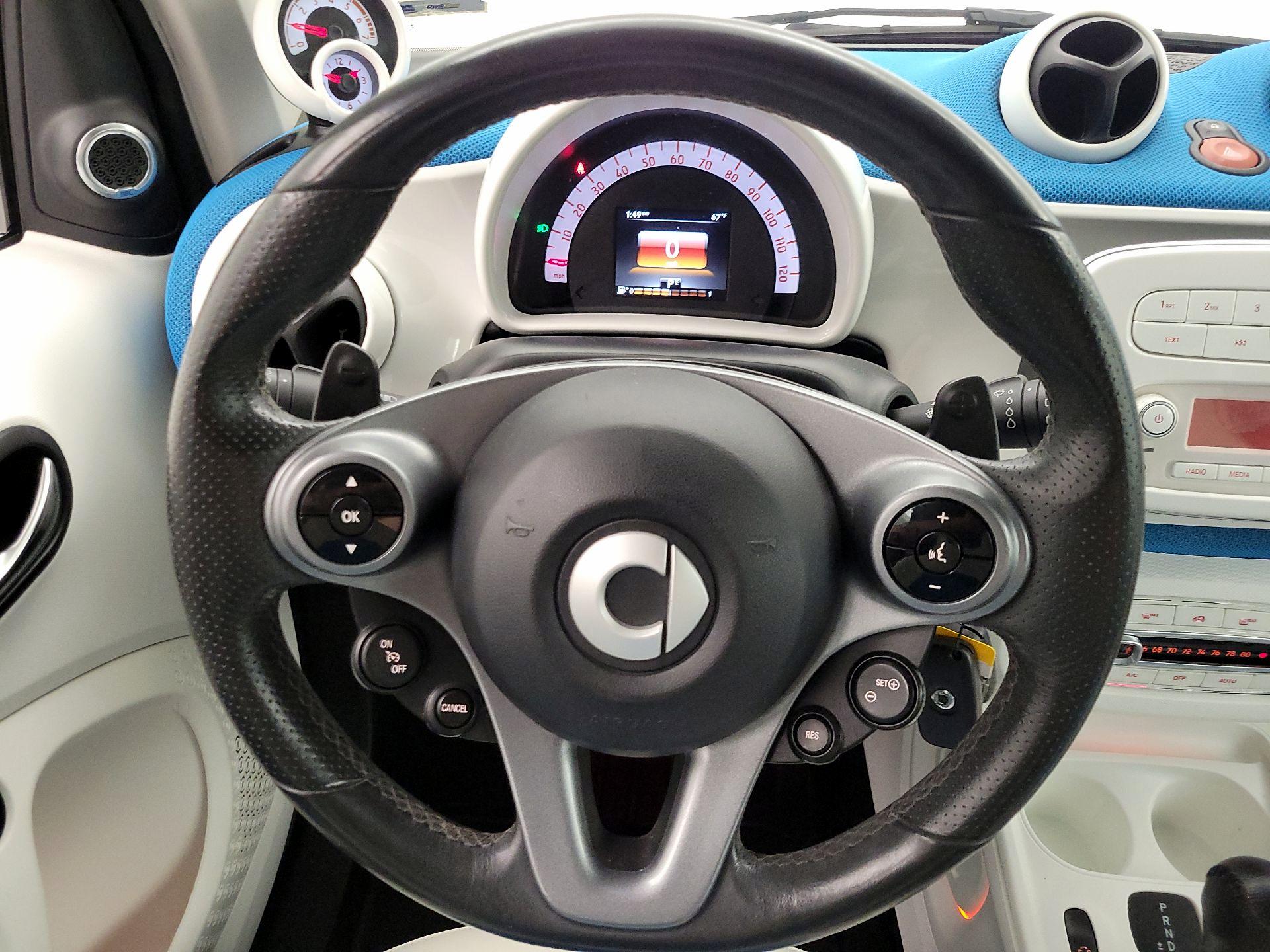 Thumbnail: 2016 smart fortwo - 10