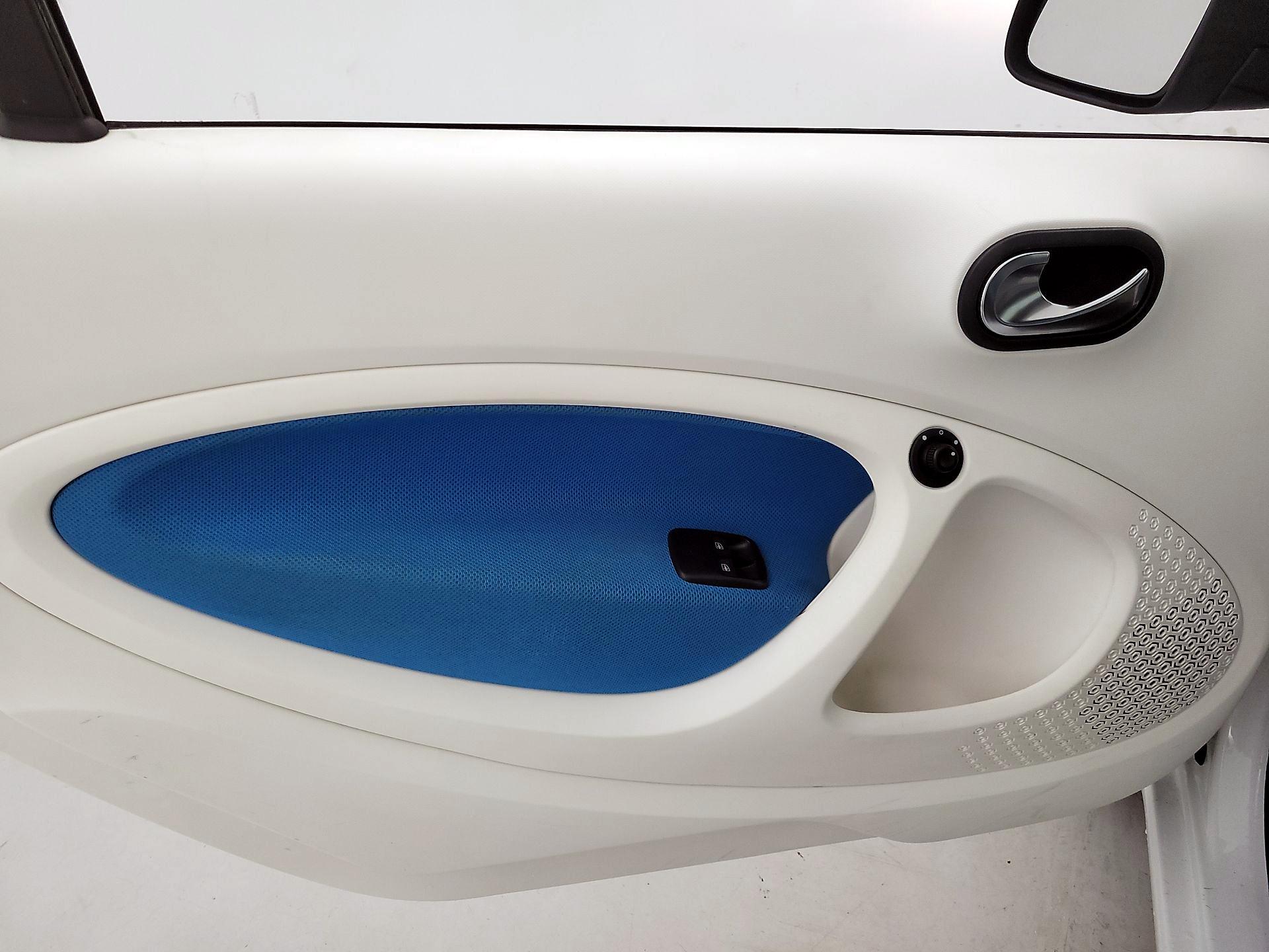 Thumbnail: 2016 smart fortwo - 12