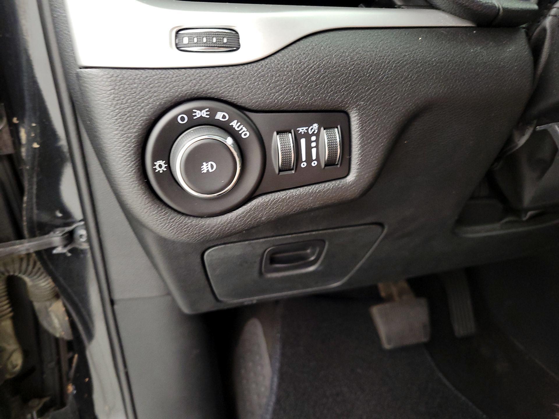 Thumbnail: 2015 Jeep Cherokee - 13