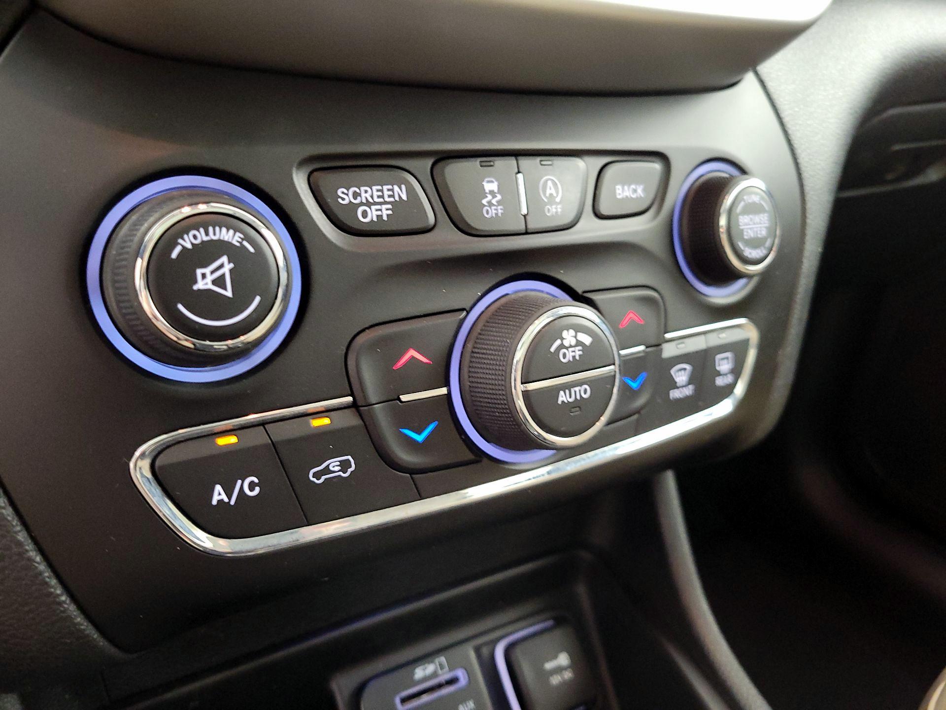 Thumbnail: 2015 Jeep Cherokee - 17