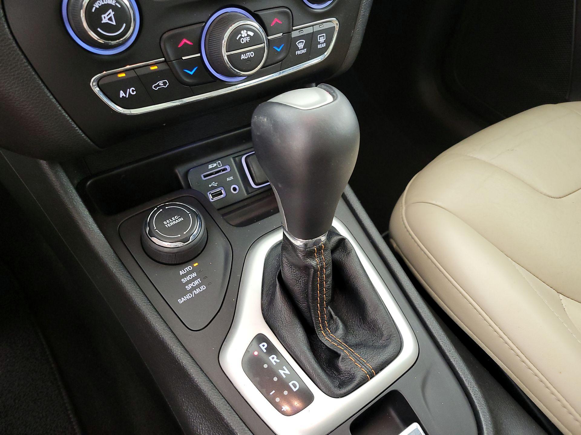 Thumbnail: 2015 Jeep Cherokee - 18