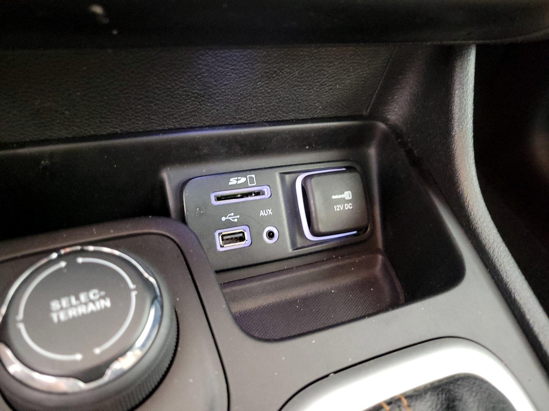 Thumbnail: 2015 Jeep Cherokee - 19