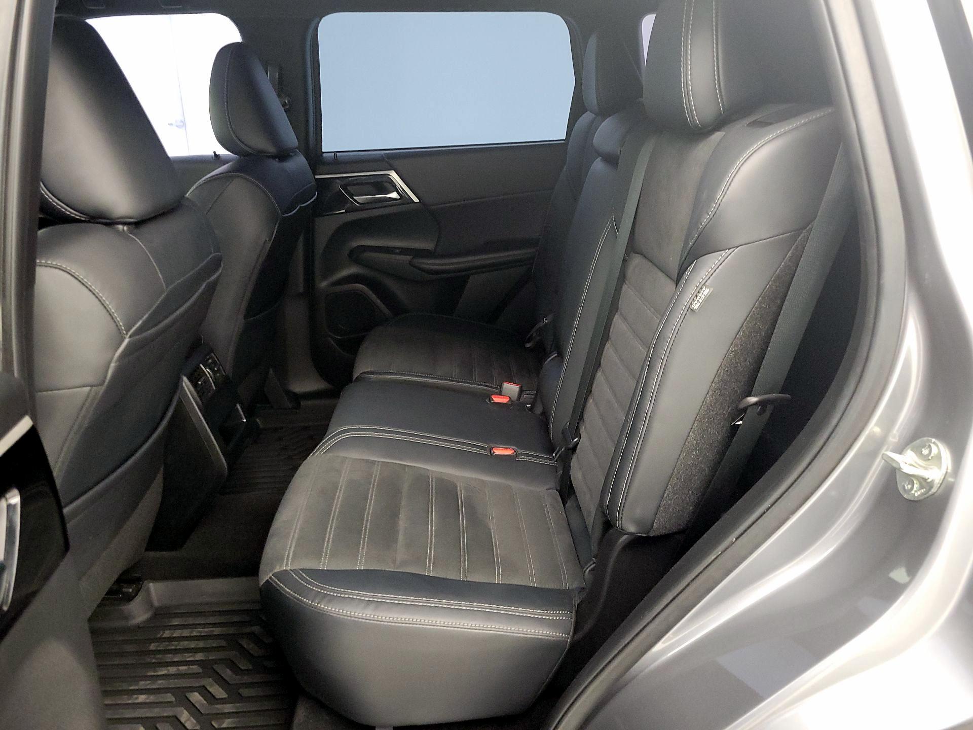 Thumbnail: 2022 Mitsubishi Outlander - 20