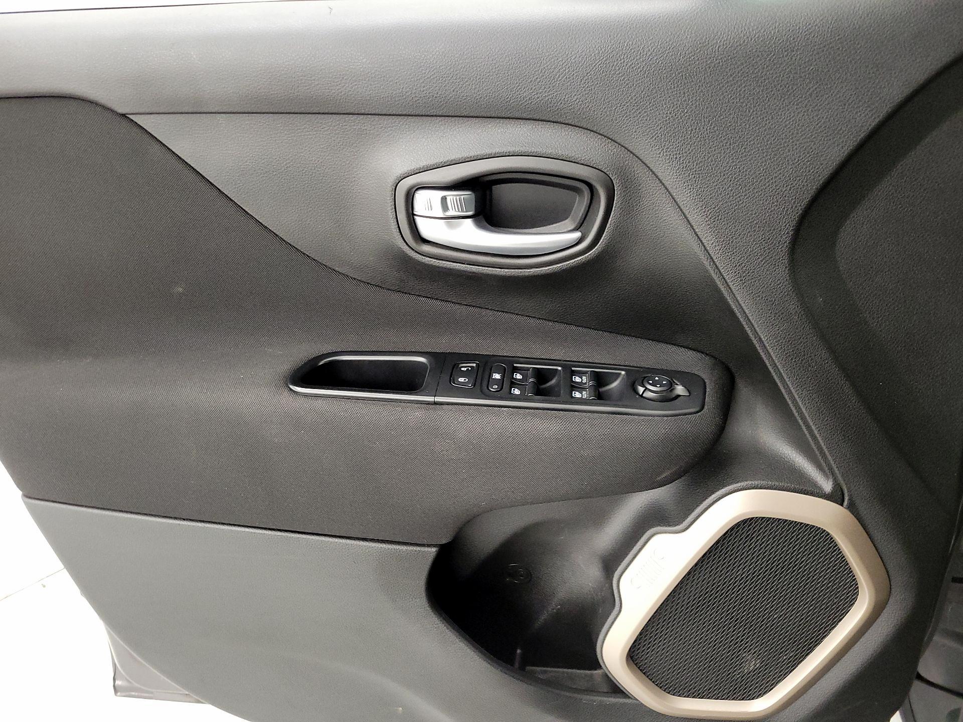 Thumbnail: 2017 Jeep Renegade - 12