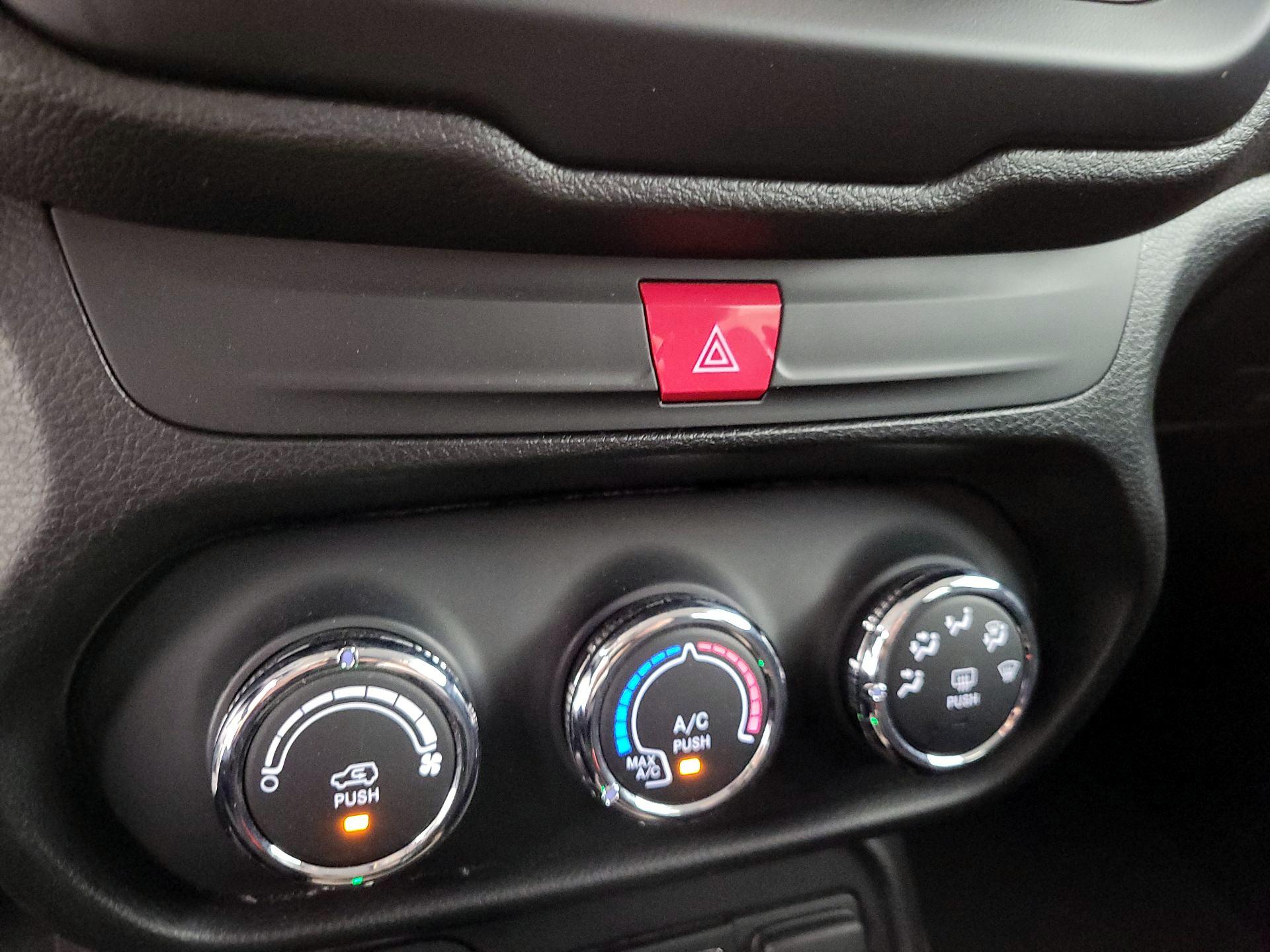 Thumbnail: 2017 Jeep Renegade - 16