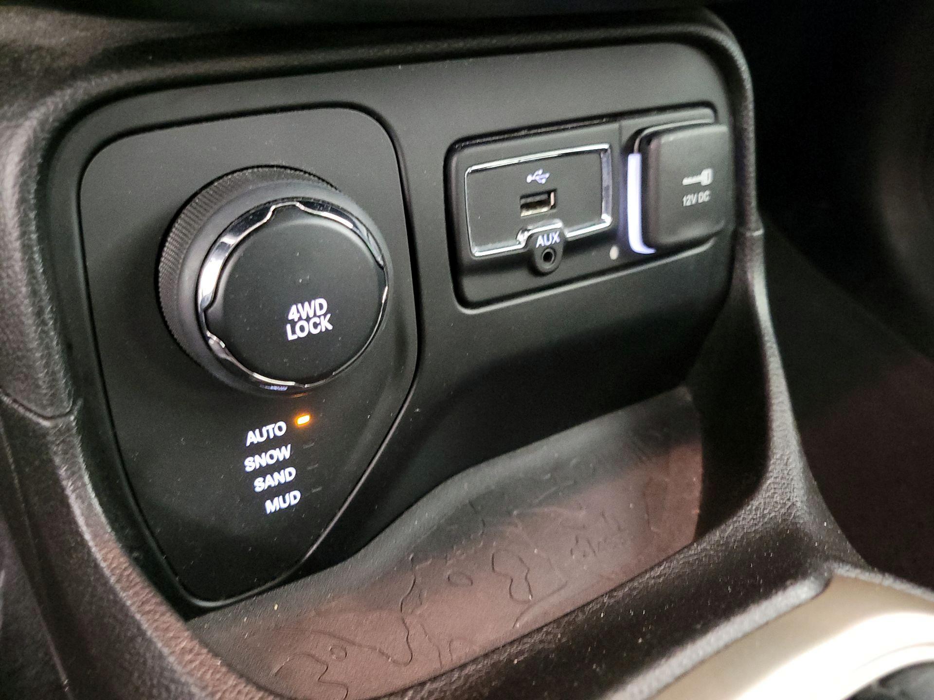 Thumbnail: 2017 Jeep Renegade - 18