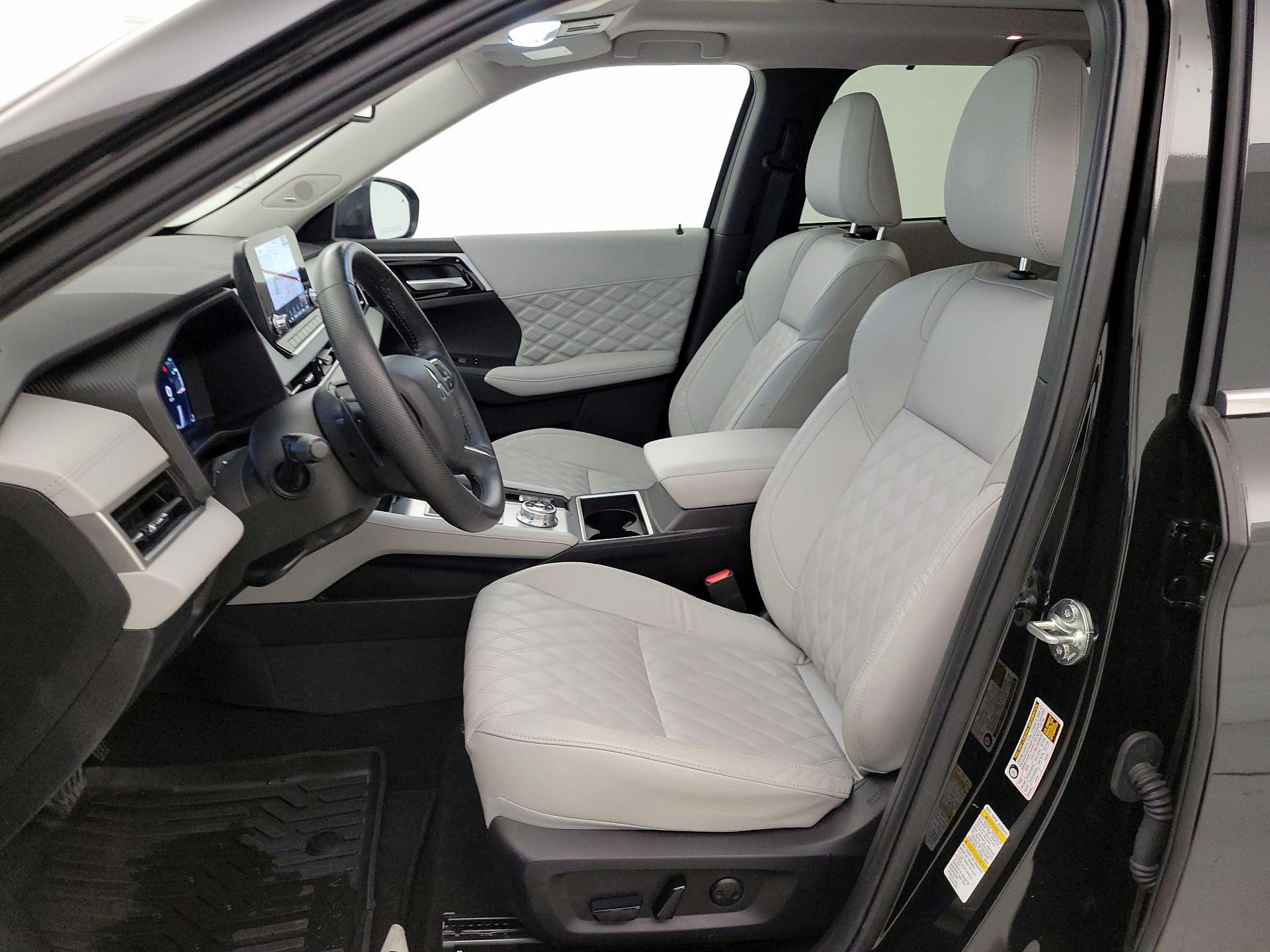 Thumbnail: 2024 Mitsubishi Outlander - 11