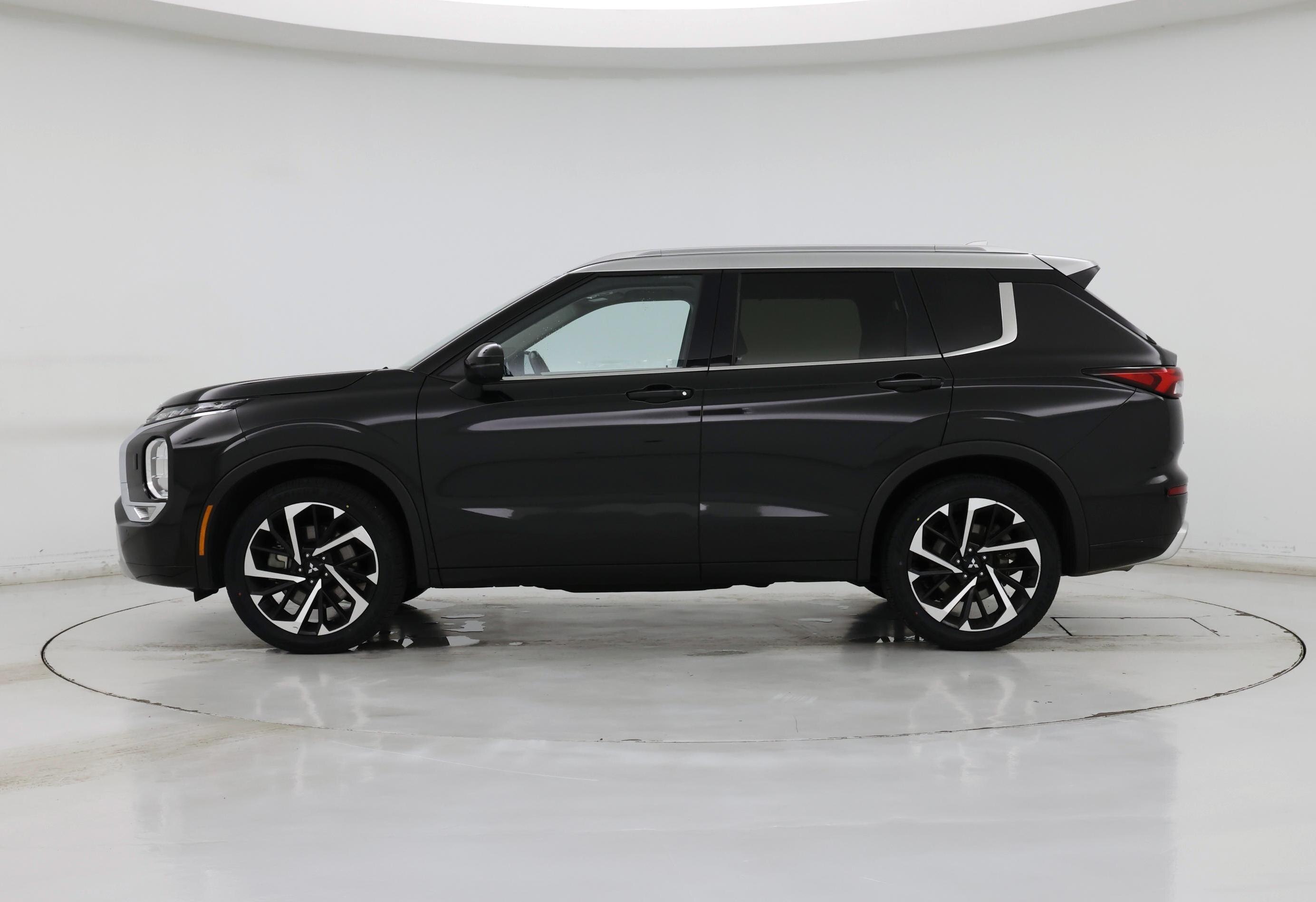 Thumbnail: 2024 Mitsubishi Outlander - 3