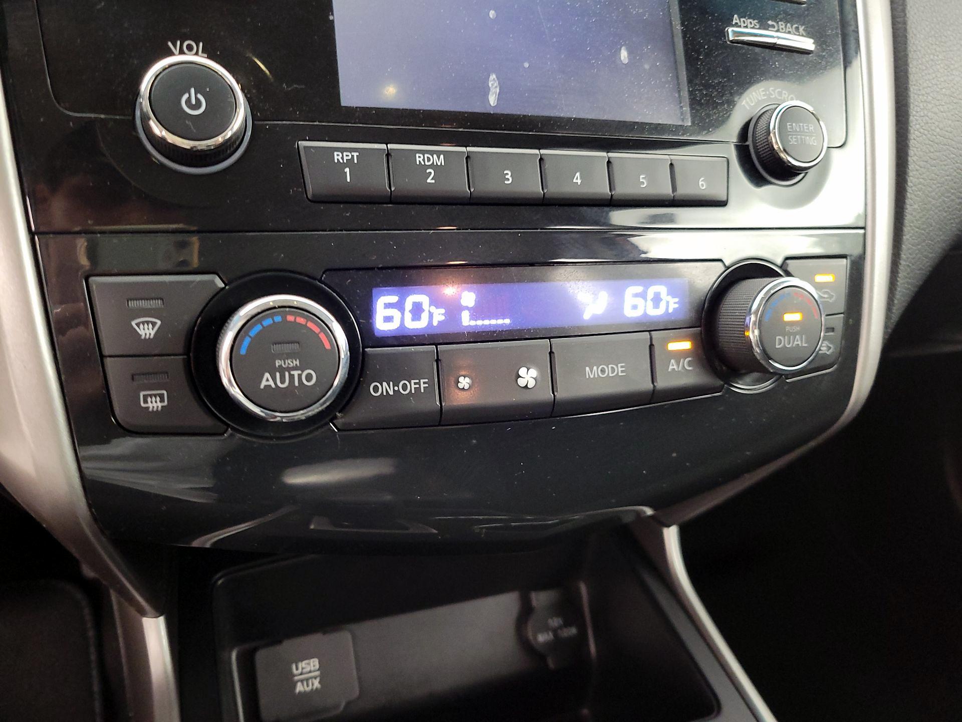 Thumbnail: 2015 Nissan Altima - 16