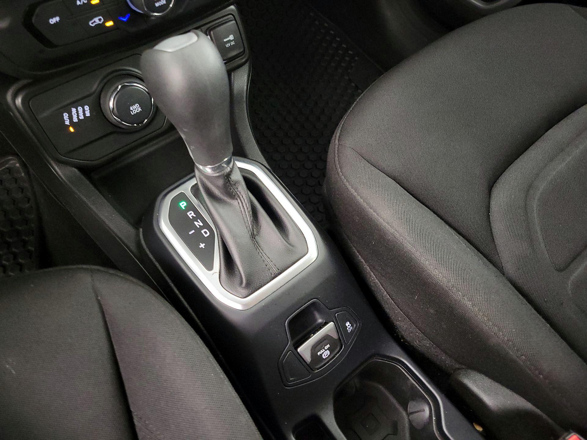 Thumbnail: 2019 Jeep Renegade - 17