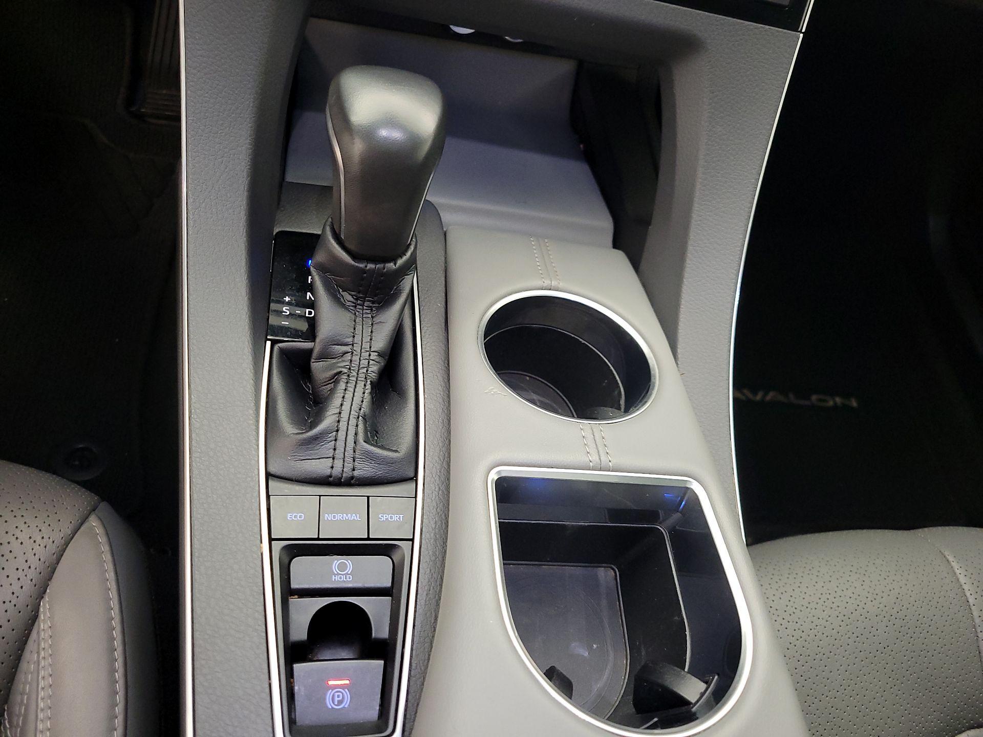 Thumbnail: 2019 Toyota Avalon - 18