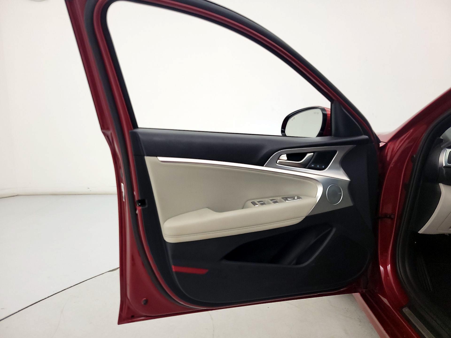 Thumbnail: 2022 Genesis G70 - 12