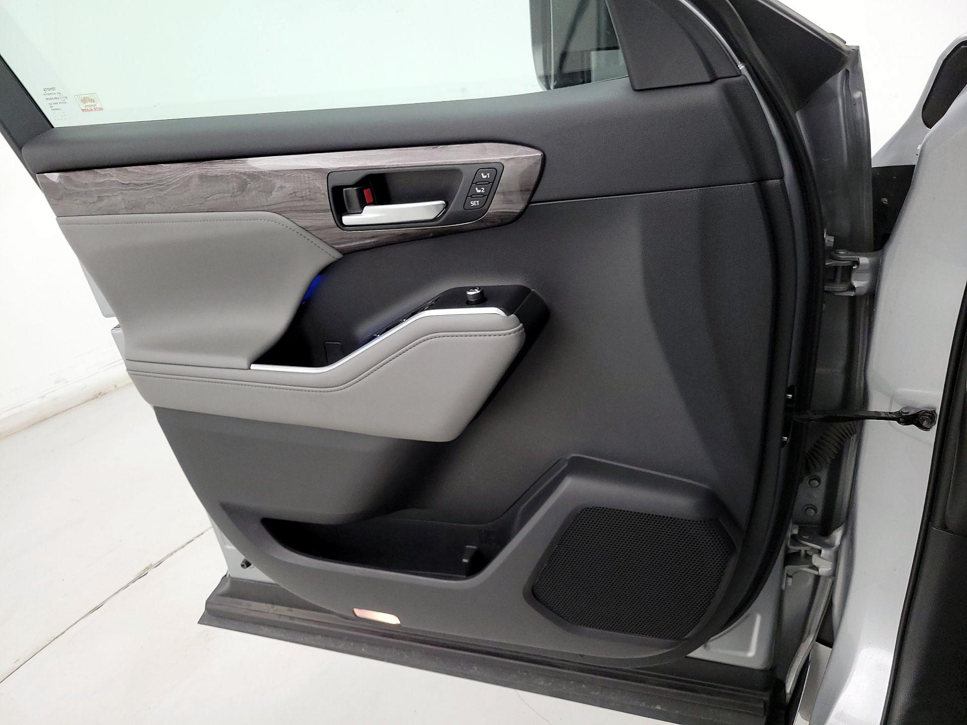 Thumbnail: 2020 Toyota Highlander - 12