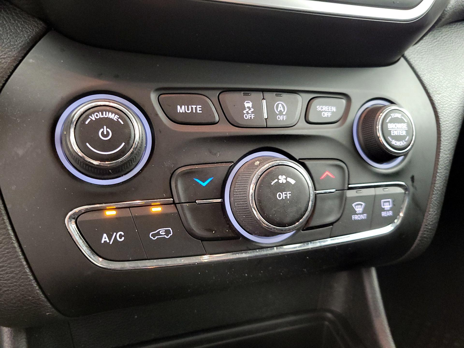 Thumbnail: 2020 Jeep Cherokee - 16