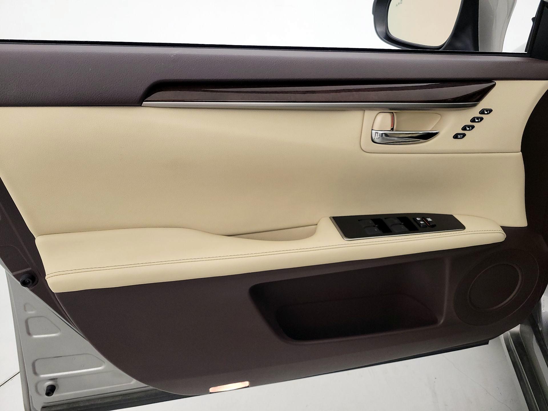 Thumbnail: 2018 Lexus ES - 12