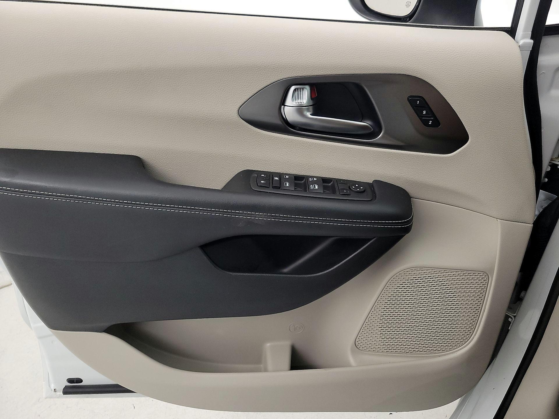 Thumbnail: 2023 Chrysler Pacifica - 12