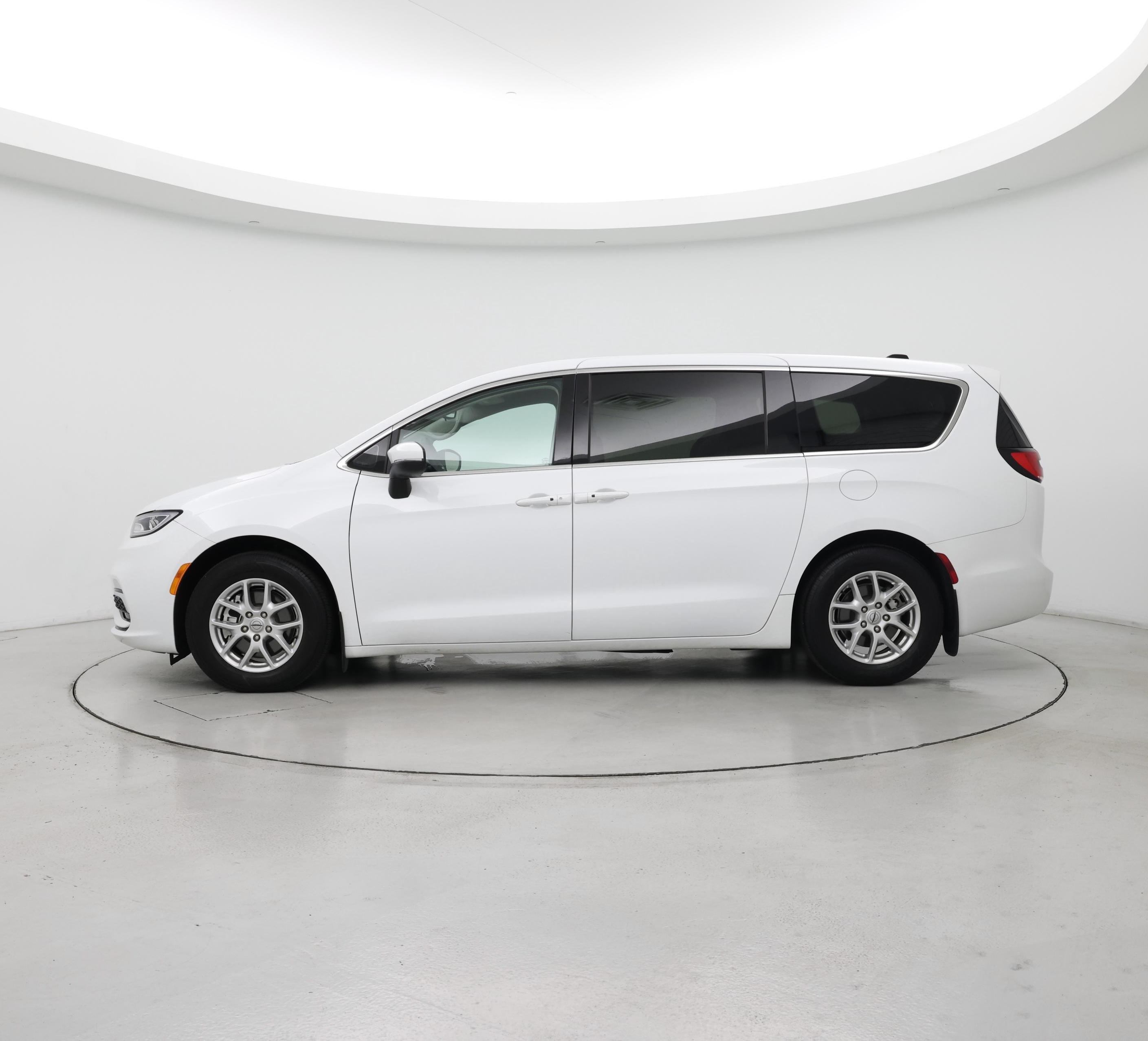 Thumbnail: 2023 Chrysler Pacifica - 3