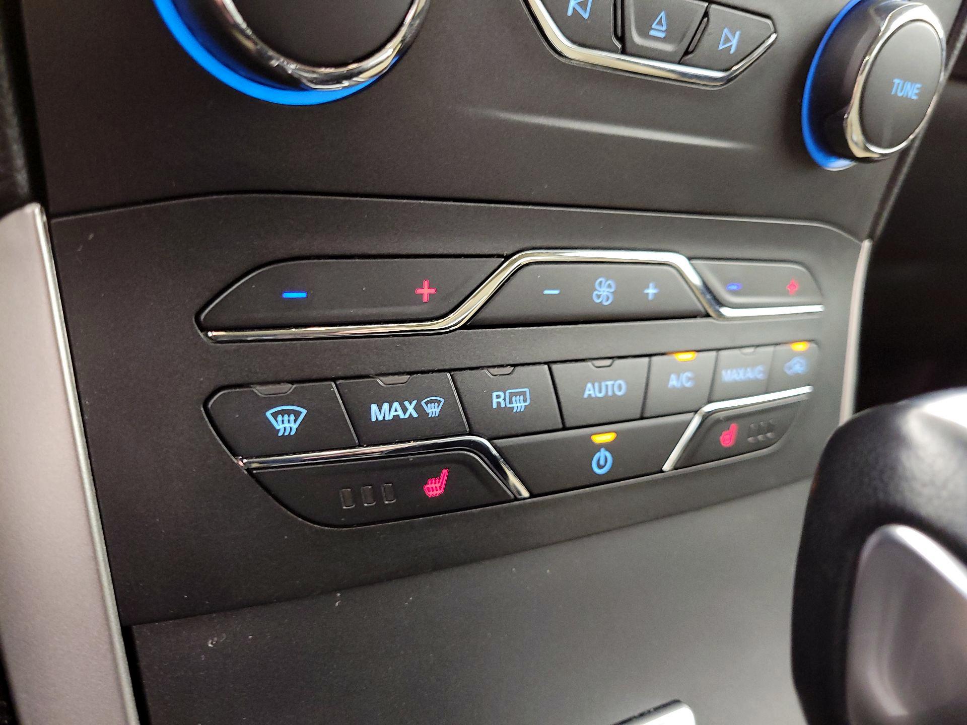 Thumbnail: 2015 Ford Edge - 16