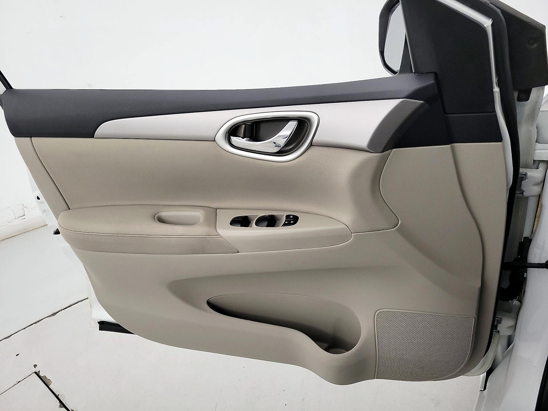 Thumbnail: 2015 Nissan Sentra - 12