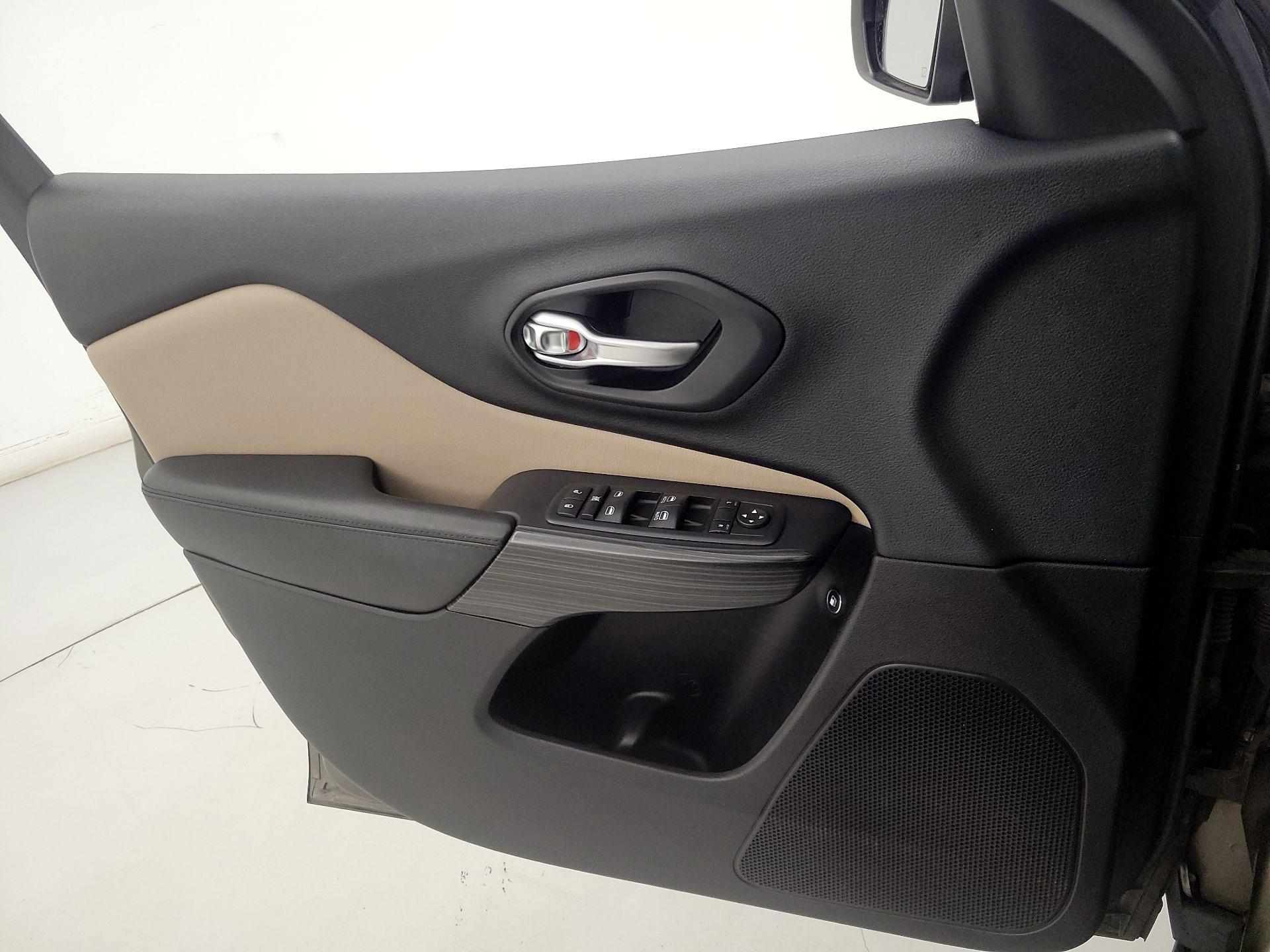Thumbnail: 2015 Jeep Cherokee - 12