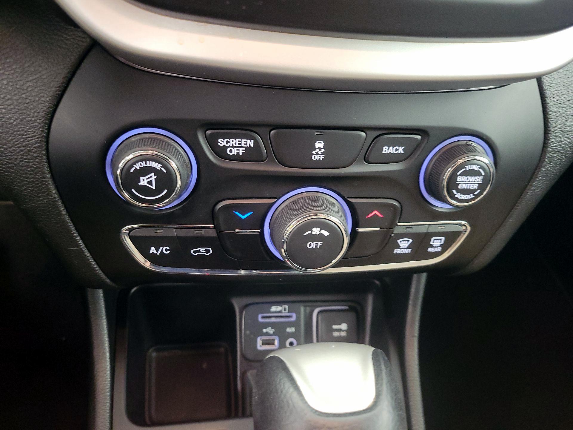 Thumbnail: 2015 Jeep Cherokee - 16