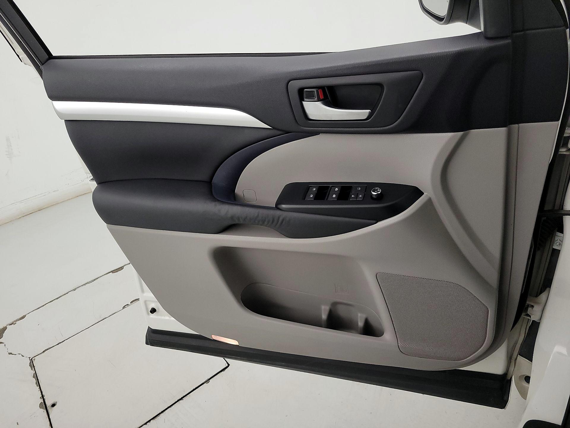 Thumbnail: 2014 Toyota Highlander - 12