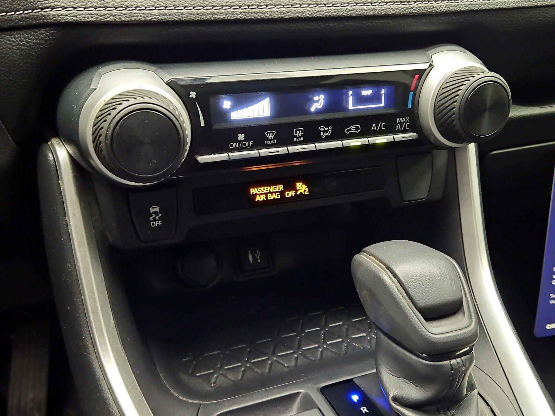 Thumbnail: 2019 Toyota RAV4 - 16