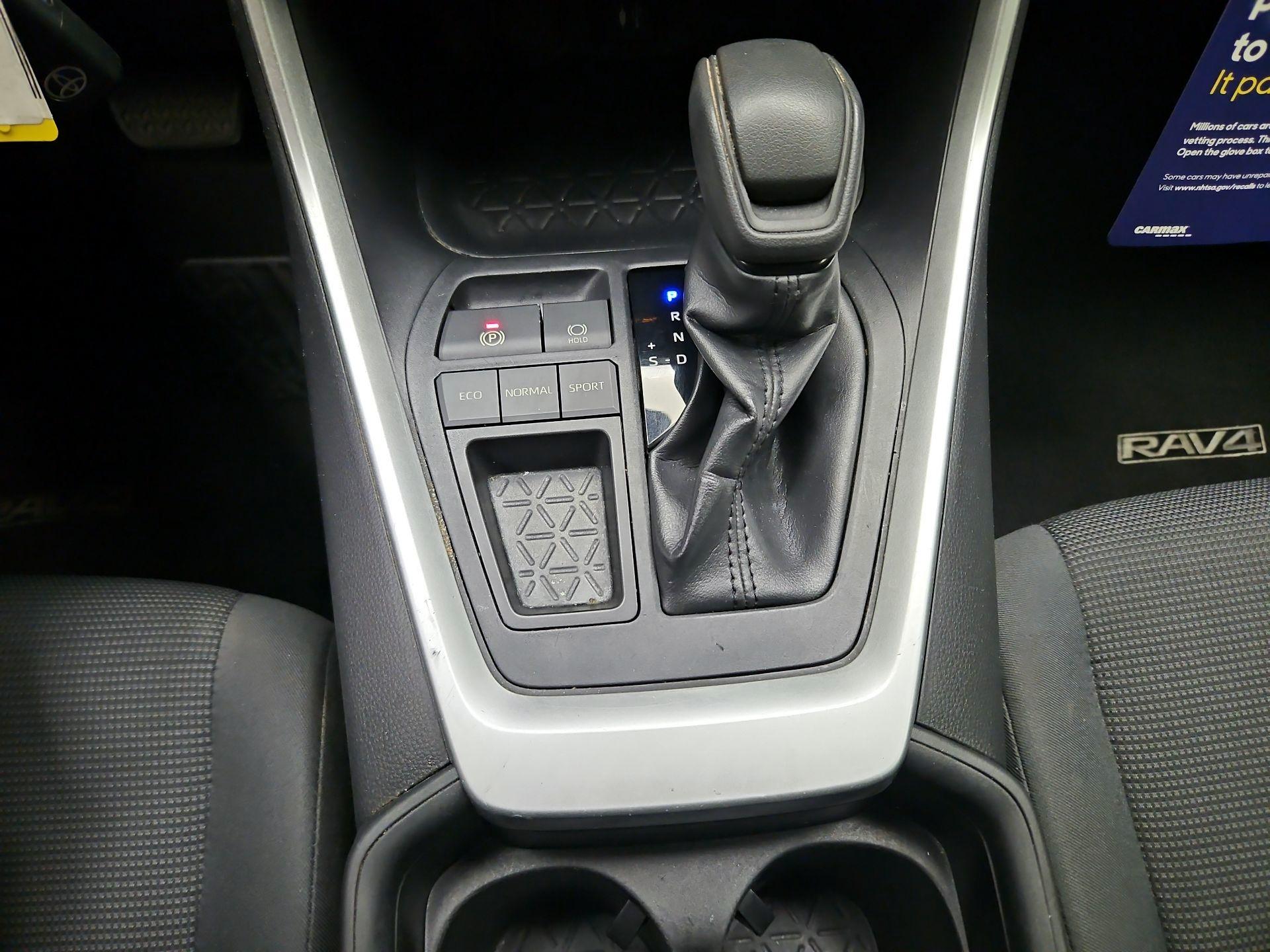Thumbnail: 2019 Toyota RAV4 - 17