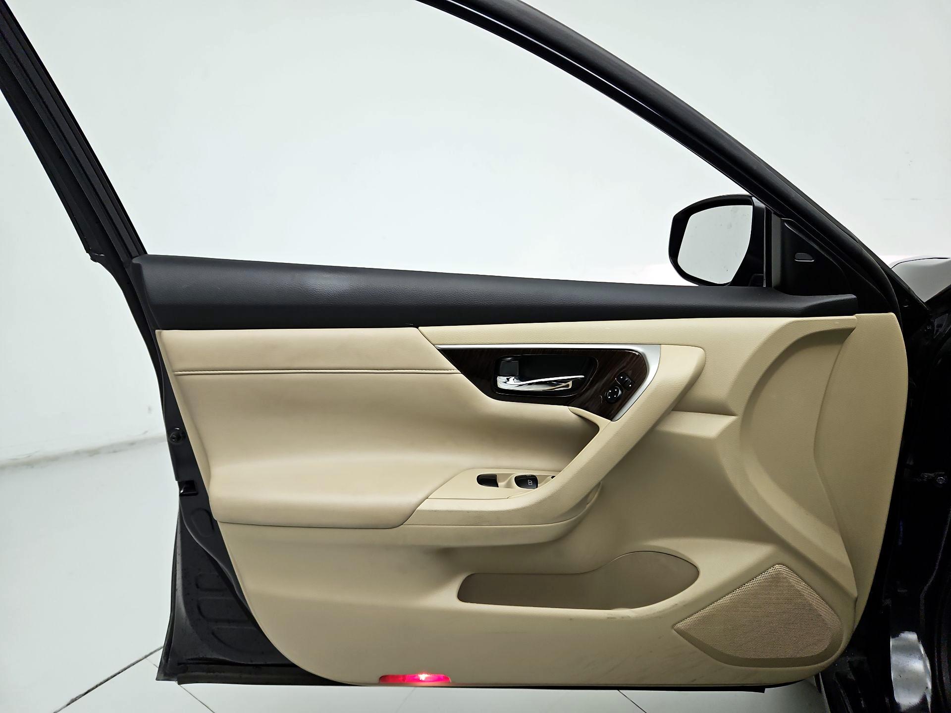 Thumbnail: 2015 Nissan Altima - 12