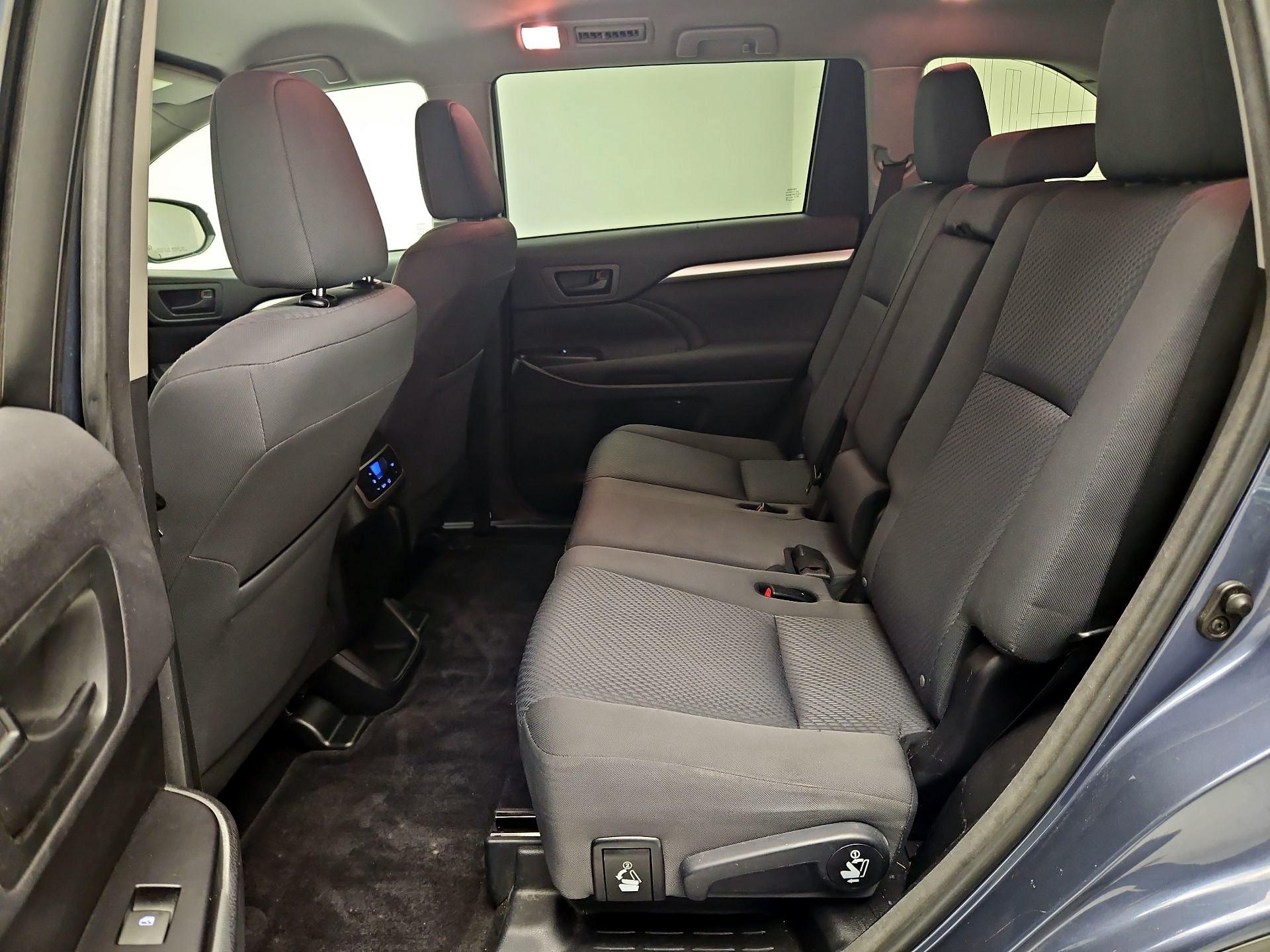 Thumbnail: 2016 Toyota Highlander - 17