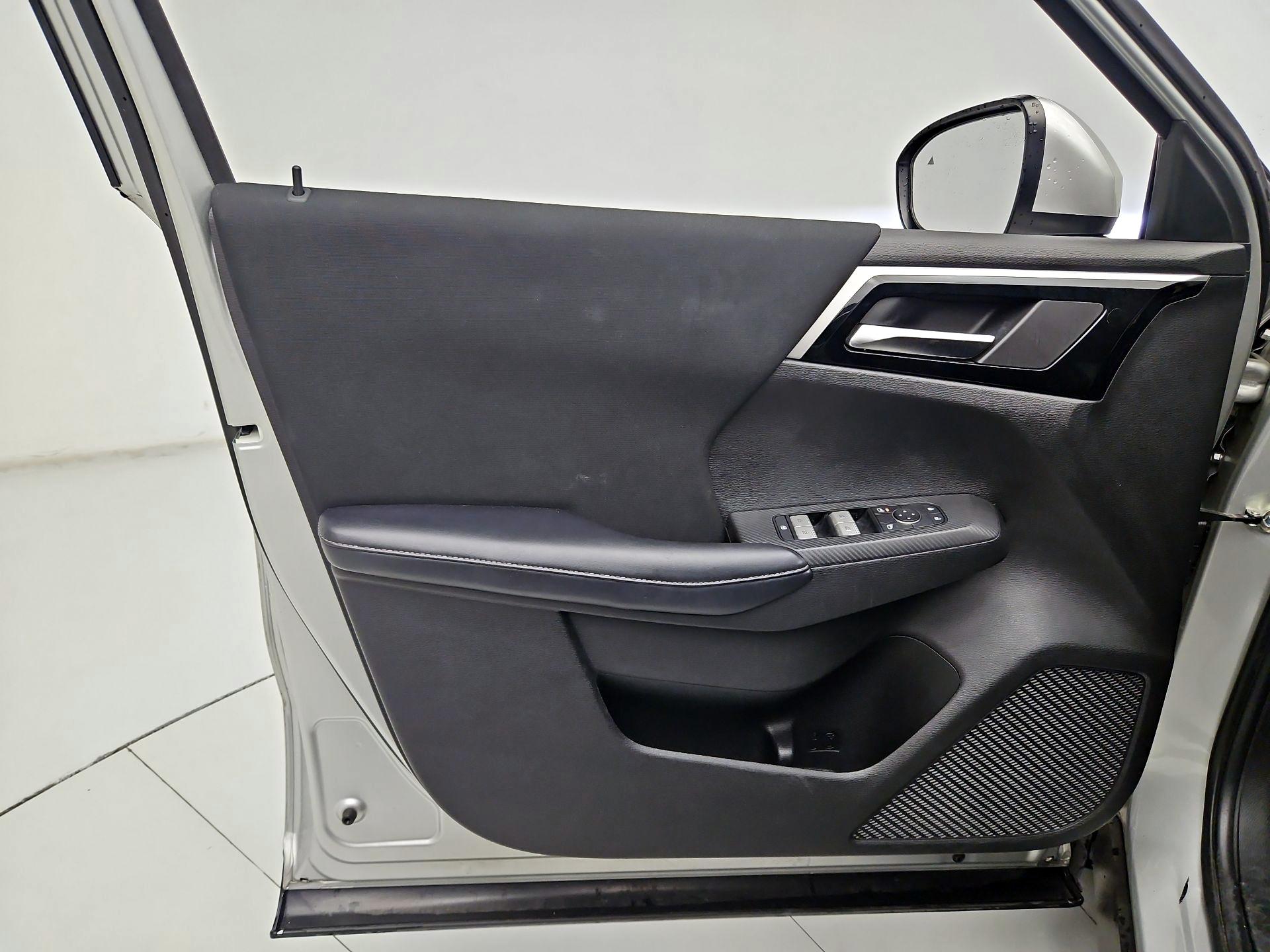 Thumbnail: 2022 Mitsubishi Outlander - 12