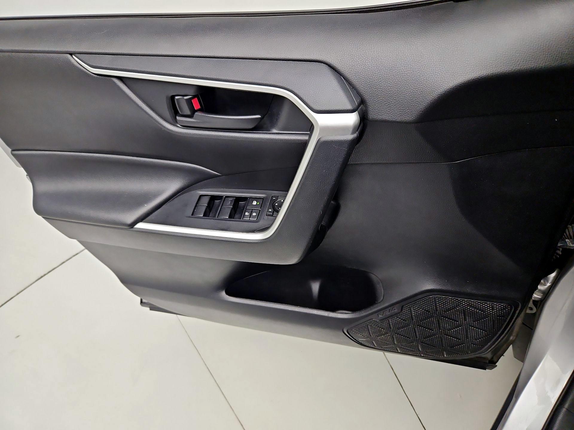Thumbnail: 2020 Toyota RAV4 - 12