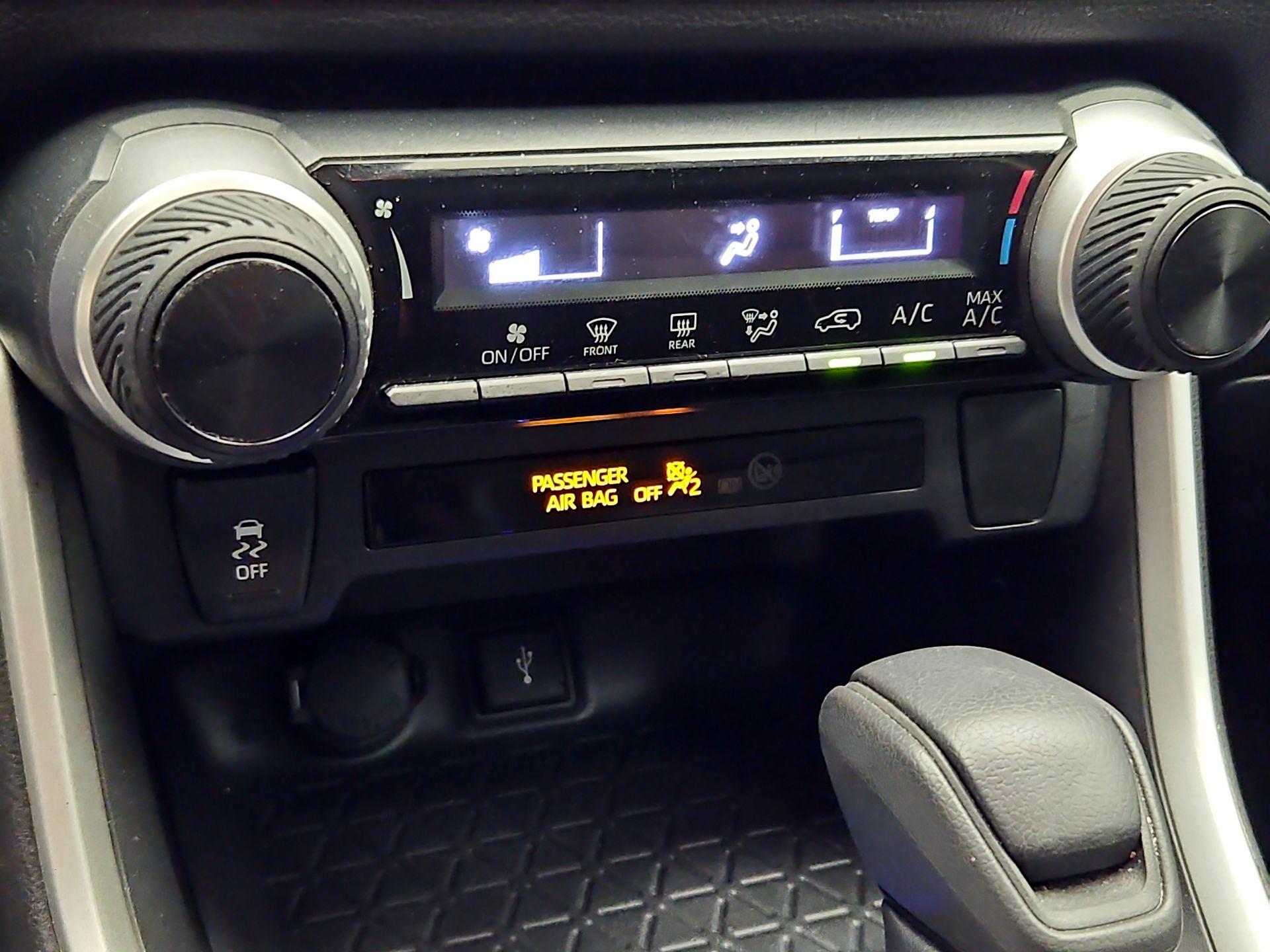 Thumbnail: 2020 Toyota RAV4 - 16