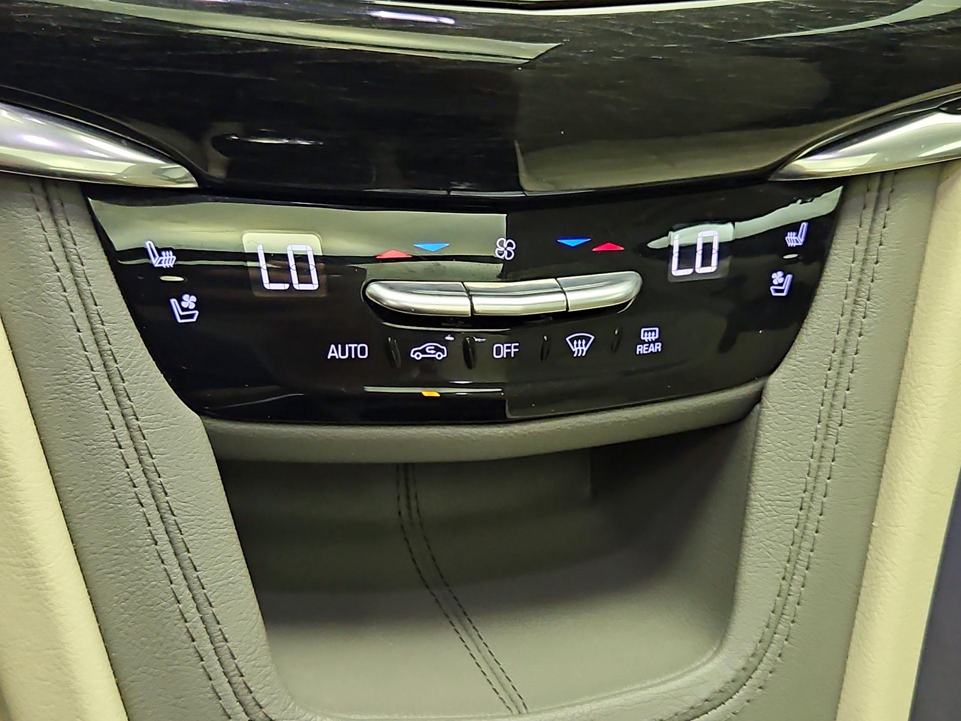 Thumbnail: 2020 Cadillac XT6 - 17