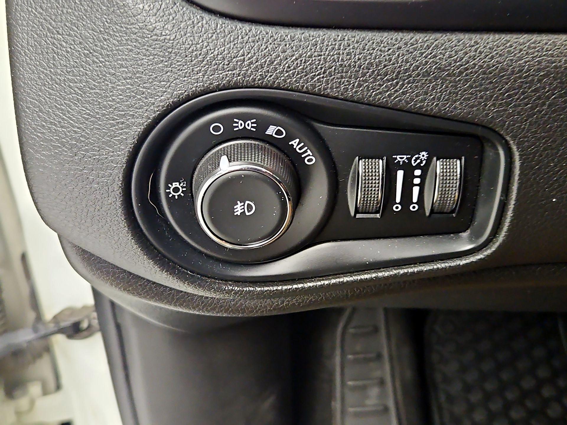 Thumbnail: 2018 Jeep Renegade - 13