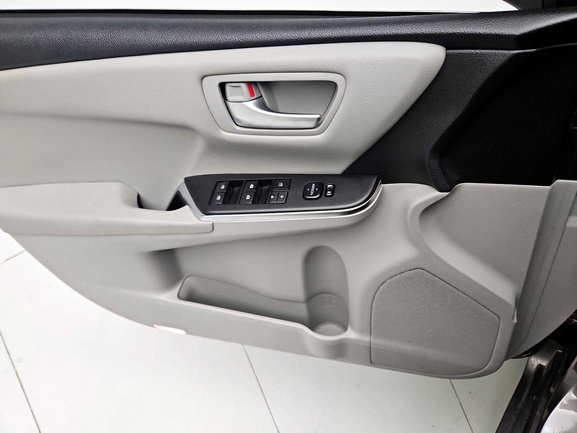 Thumbnail: 2016 Toyota Camry - 12