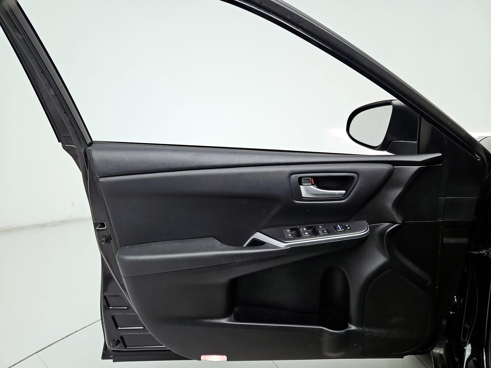 Thumbnail: 2017 Toyota Camry - 12