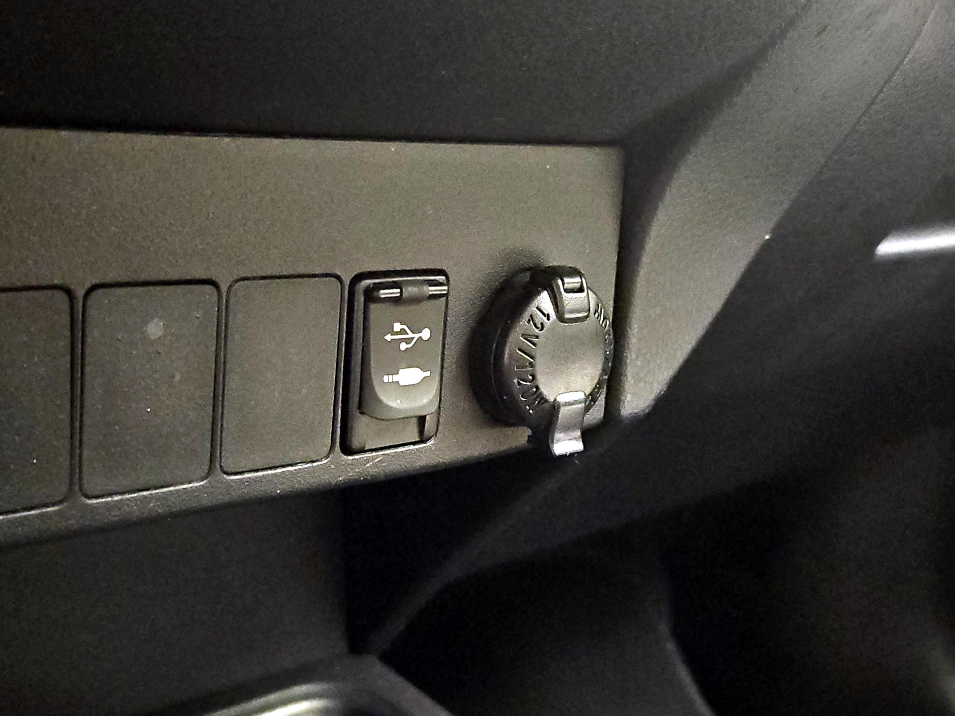 Thumbnail: 2015 Toyota RAV4 - 19