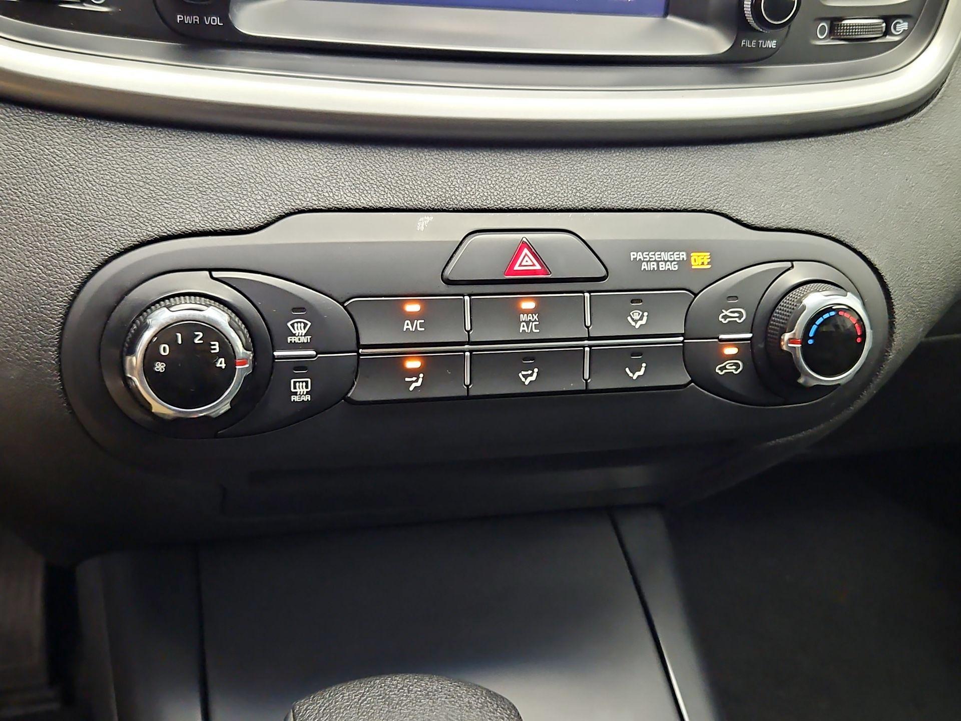 Thumbnail: 2019 Kia Sorento - 16