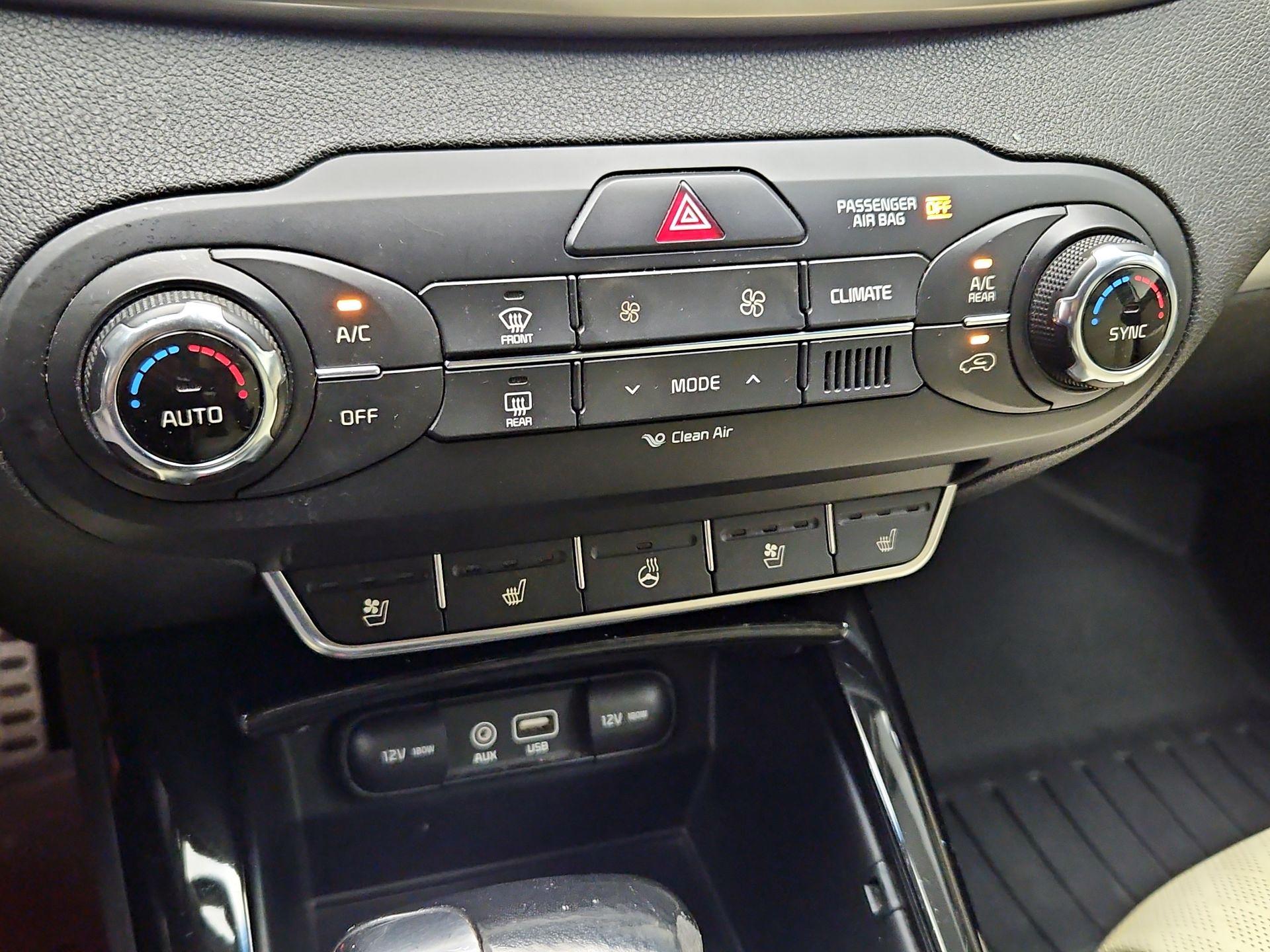Thumbnail: 2016 Kia Sorento - 17