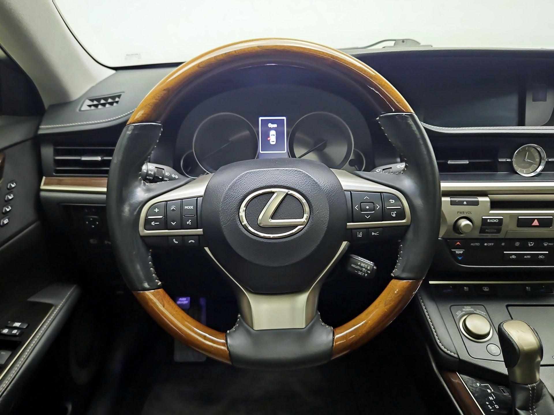 Thumbnail: 2016 Lexus ES - 10