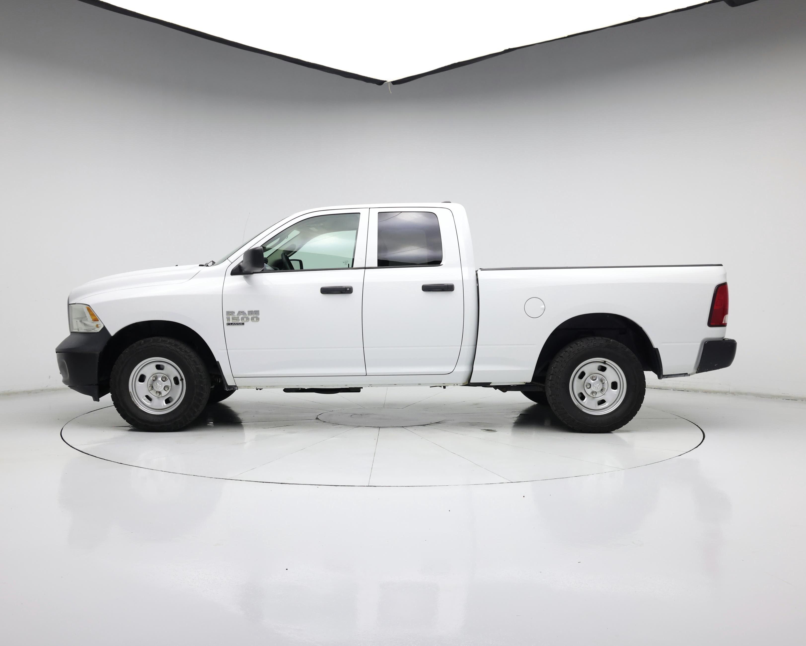 Thumbnail: 2019 RAM 1500 Classic - 3