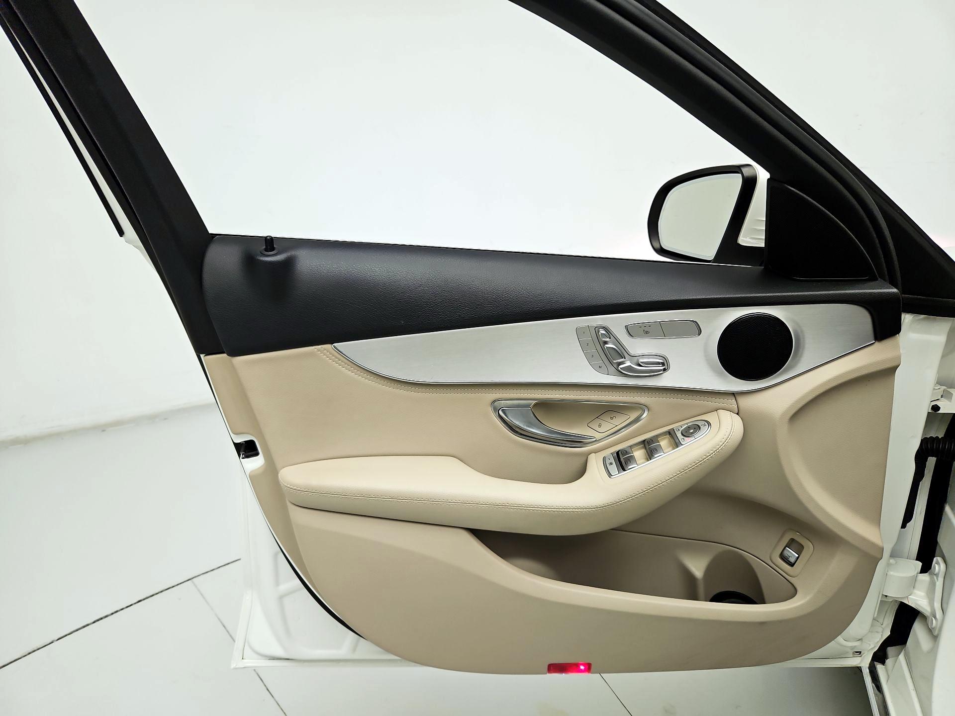 Thumbnail: 2016 Mercedes-Benz C-Class - 12
